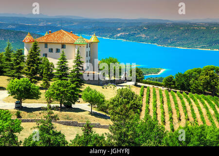 Erstaunliche Aiguines Schloss mit spektakulären Weinberg und wunderschönen türkisfarbenen St Croix See im Hintergrund, in der Nähe der Verdon-Schlucht, Provence, Frankreich Stockfoto