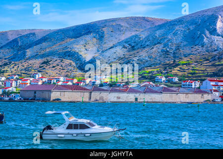 Uferpromenade Panoramablick in Pag Stadt in Kroatien, Dalatia Region. Stockfoto