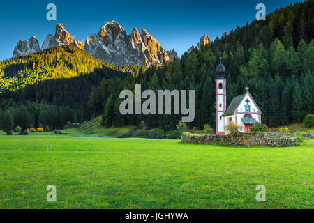 Traditionelle alpine St. Johann-Kirche im Tal Val di Funes, Santa Maddalena touristisches Dorf, Dolomiten, Italien, Europa Stockfoto