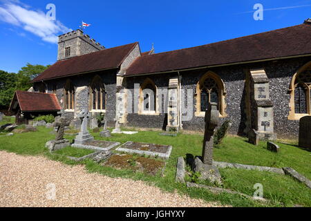 Die Westseite der Dorfkirche in Sonning auf Themse zeigt den Westeingang inmitten der Grabsteine auf dem fein säuberlich gepflegten Friedhof. Stockfoto