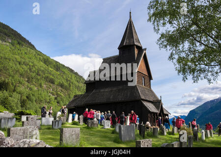 Touristen in Urnes Stavkyrkje die älteste Stabkirche ca. 1132. Ornes, Lustra, Sogn Og Fjordane, Norwegen, Skandinavien Stockfoto