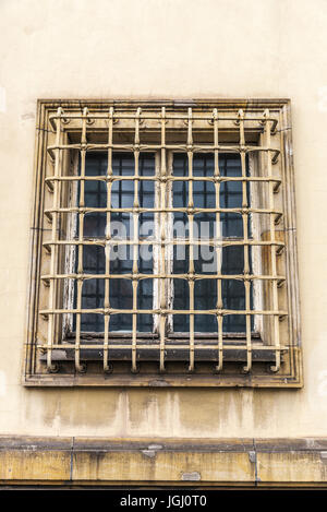 Alten vergitterten Fenster in Berlin, Deutschland Stockfoto