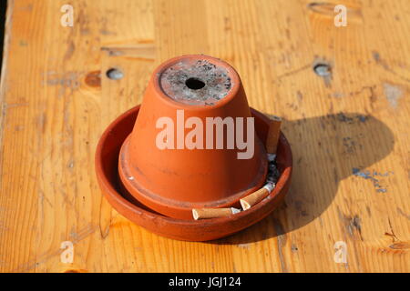 Aschenbecher Blumentopf auf einem Holztisch Stockfoto