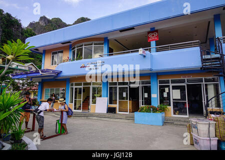 El Nido, Philippinen - 8. April 2017. Gebäude von El Nido Haupthäfen in Philippinen. El Nido ist bekannt für weiße Sandstrände, Korallenriffe und das gat Stockfoto