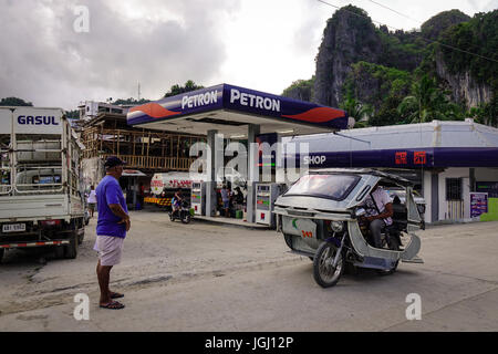 El Nido, Philippinen - 8. April 2017. Verkehr auf Straße in der Innenstadt von El Nido Stadt, Philippinen. El Nido ist bekannt für seine Sandstrände, Korallenriffe, eine Stockfoto