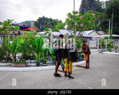 El Nido, Philippinen - 8. April 2017. Menschen auf der Straße in der Innenstadt von El Nido Stadt, Philippinen. El Nido ist bekannt für seine Sandstrände, Korallenriffe, und Stockfoto