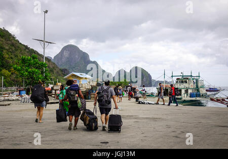 El Nido, Philippinen - 8. April 2017. Passagiere, die nach El Nido Häfen in Philippinen kommen. El Nido ist bekannt für seine Sandstrände, Korallenriffe, und als die Stockfoto