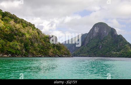 Seelandschaft von Coron Island, Philippinen. Coron ist die drittgrößte Insel in die Calamian Inseln im nördlichen Palawan. Stockfoto