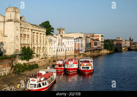 Ausflugsboote und Fluss Ouse, York, Yorkshire, England, Vereinigtes Königreich Stockfoto