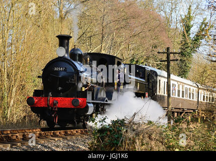 Doppelköpfige Dampfzug auf der South Devon Railway, geschleppten Beattie gut Tank Nr. 30587 und GWR Pannier Tank Nr. 1369. Stockfoto