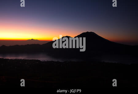 Mount Agung und Rinjani gesehen bei Sonnenaufgang Stockfoto