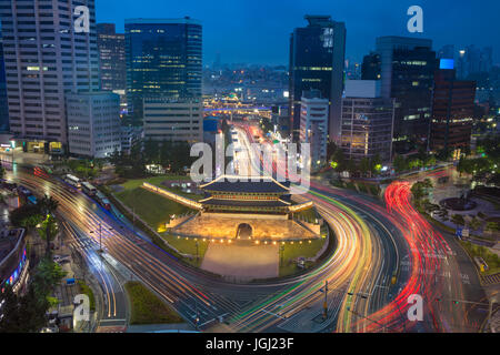 Seoul. Bild von Seoul Innenstadt mit Sungnyemun Tor während der blauen Dämmerstunde. Stockfoto