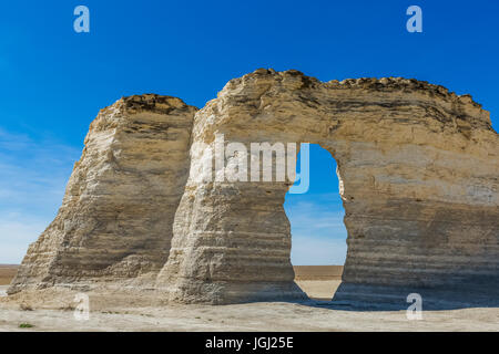 Das Auge der Nadel Bildung bei Monument Rocks, aka Kreide Pyramiden, die erste nationale Natursehenswürdigkeit in den Vereinigten Staaten, und diejenige priva Stockfoto