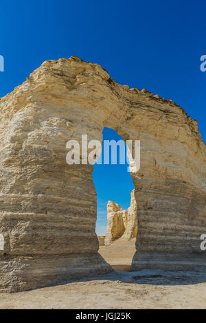 Das Auge der Nadel Bildung bei Monument Rocks, aka Kreide Pyramiden, die erste nationale Natursehenswürdigkeit in den Vereinigten Staaten, und diejenige priva Stockfoto