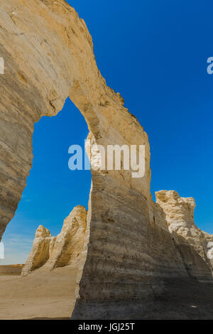 Das Auge der Nadel Bildung bei Monument Rocks, aka Kreide Pyramiden, die erste nationale Natursehenswürdigkeit in den Vereinigten Staaten, und diejenige priva Stockfoto