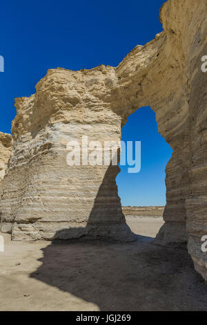 Das Auge der Nadel Bildung bei Monument Rocks, aka Kreide Pyramiden, die erste nationale Natursehenswürdigkeit in den Vereinigten Staaten, und diejenige priva Stockfoto