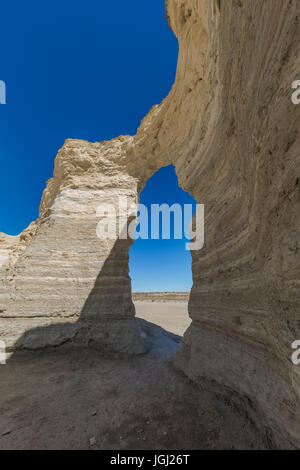 Das Auge der Nadel Bildung bei Monument Rocks, aka Kreide Pyramiden, die erste nationale Natursehenswürdigkeit in den Vereinigten Staaten, und diejenige priva Stockfoto