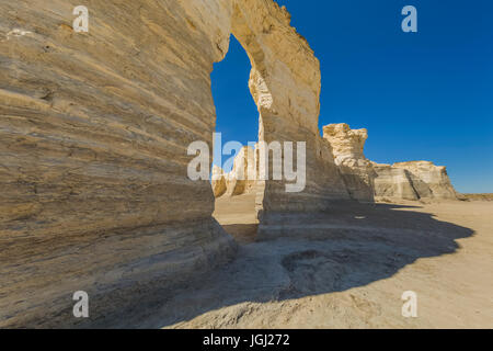 Das Auge der Nadel Bildung bei Monument Rocks, aka Kreide Pyramiden, die erste nationale Natursehenswürdigkeit in den Vereinigten Staaten, und diejenige priva Stockfoto