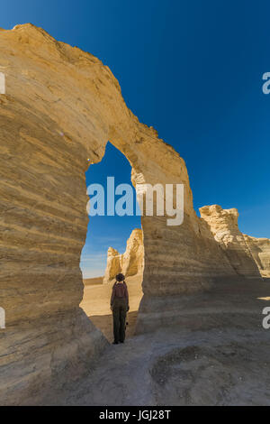 Das Auge der Nadel Bildung bei Monument Rocks, aka Kreide Pyramiden, die erste nationale Natursehenswürdigkeit in den Vereinigten Staaten, und diejenige priva Stockfoto