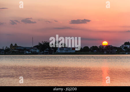 Der seesight Peten Itza See von Blumen Insel im Peten, Guatemala. Vista de La Laguna de Peten Itza tomada de la Isla de Flores. Stockfoto