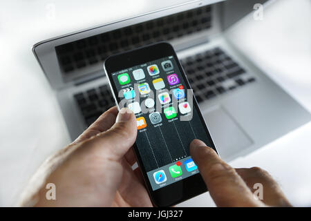 Montreal, Kanada, 7. Juli 2017. Hände halten ein Iphone 6 auf einem Macbook Air.Credit:Mario Beauregard/Alamy Live News Stockfoto