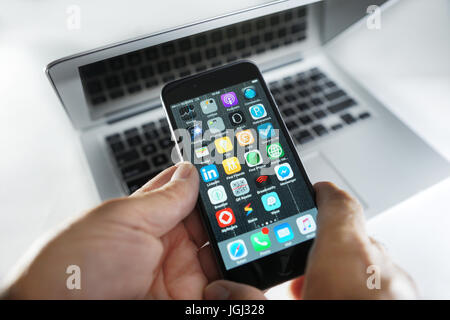 Montreal, Kanada, 7. Juli 2017. Hände halten ein Iphone 6 auf einem Macbook Air.Credit:Mario Beauregard/Alamy Live News Stockfoto