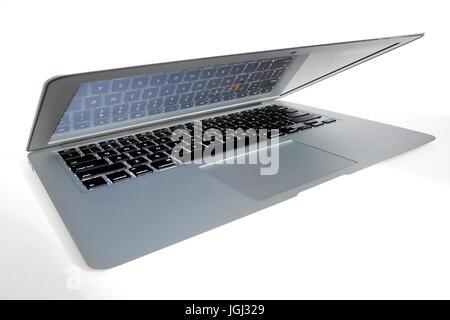 Montreal, Kanada, 7. Juli 2017. Bild eines Macbook Air auf weißem Hintergrund. Kredit: Mario Beauregard/Alamy Live-Nachrichten Stockfoto