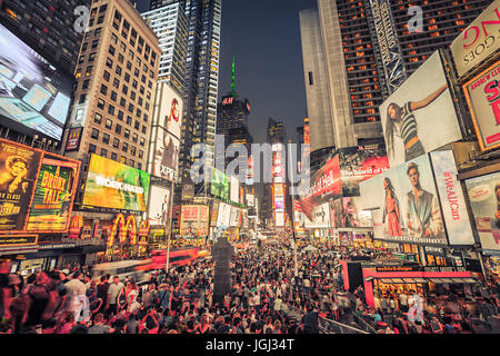 Time Square in New York City bei Nacht Stockfoto