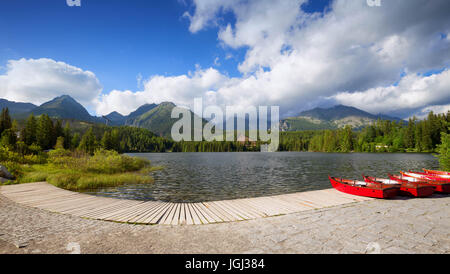 Panorama Bergsee Strbske Pleso in der hohen Tatra. Sommer-Farben und Boot zum Baden Stockfoto