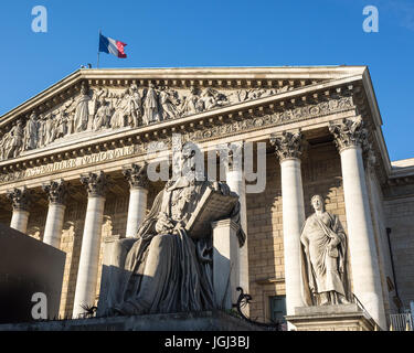 Der Palais Bourbon in Paris, dem Sitz der französischen Nationalversammlung, mit der Statue von Francois d'Aguesseau und die französische Flagge auf dem Dach. Stockfoto