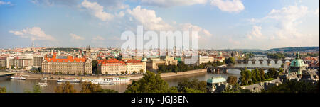 Panoramablick auf das historische Zentrum von Prag, Tschechische Republik, mit der Charles Brücke an der Moldau. Stockfoto