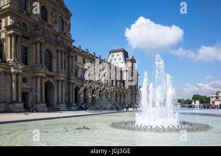 Der Denon Pavillon ist einer der drei Eingänge des Louvre in Paris, Frankreich. Stockfoto