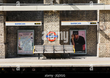 Eine Plattform Bank und TFL Rondell am Barbican, London, UK Stockfoto