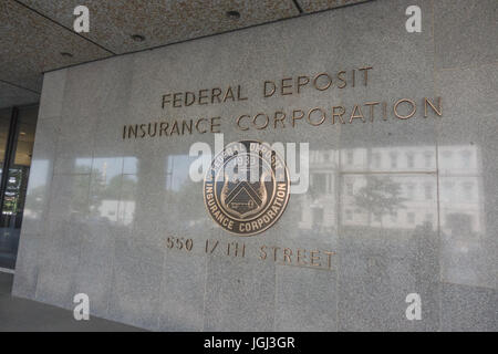 Melden und Siegel der FDIC - Federal Deposit Insurance Corporation Hauptsitz gegenüber Executive Office Building in Washington, DC (reflektiert). Stockfoto