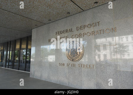 Melden und Siegel der FDIC - Federal Deposit Insurance Corporation Hauptsitz gegenüber Executive Office Building in Washington, DC (reflektiert). Stockfoto