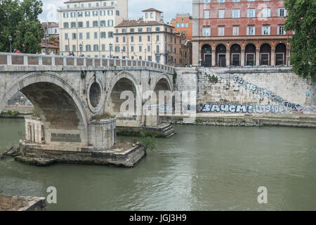 Graffiti mars Damm an Ponte Sisto aus dem 15. Jahrhundert am Tiber in Rom, einer Stadt voller Graffiti, Touristen und Einwohner. Mai 2017 Stockfoto