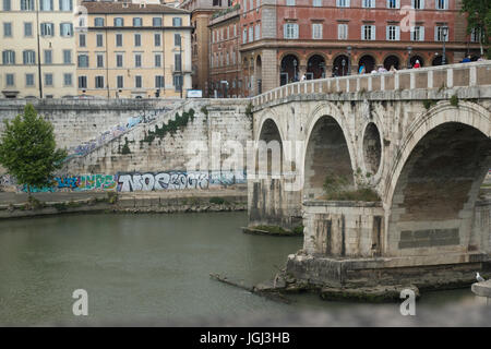 Graffiti mars Damm an Ponte Sisto aus dem 15. Jahrhundert am Tiber in Rom, einer Stadt voller Graffiti, Touristen und Einwohner. Mai 2017 Stockfoto