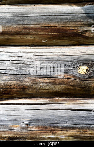 Alten trockenes Holz aus einem alten Blockhaus. Die Holzkonstruktion zeigt Anzeichen von Alter und Verwitterung Stockfoto