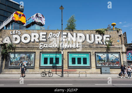 Hiermit können Adore und ertragen einander Graffiti von Steven Powers Great Eastern Street, London. Stockfoto