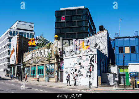 Lasst uns einander Graffiti von Steven Powers in der Great Eastern Street, London, anbeten und ertragen. Stockfoto
