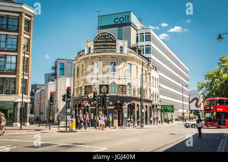 Die Fassade des Old Blue Last Pubs auf der Great Eastern Street, Shoreditch, London, England, Großbritannien Stockfoto