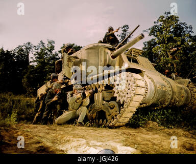 M-3 Tank und Besatzung mit Kleinwaffen, ft. Knox, KY.  Palmer, Alfred T., Fotograf.  ERSTELLT/veröffentlichte 1942 Juni Stockfoto