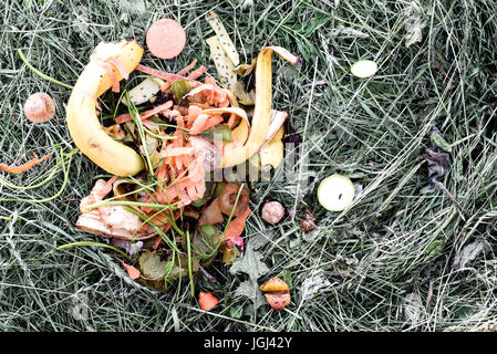 Übrig gebliebene Küche Abfälle aus ein Haus auf einem Komposthaufen abgelegt. Kompostierung organischer Peelings und Skins für recycling-Garten. Stockfoto