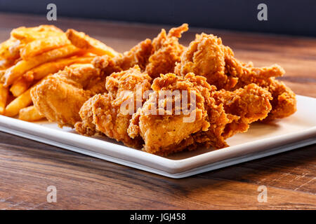 Fried Chicken Finger/Nuggets w/Chips Stockfoto