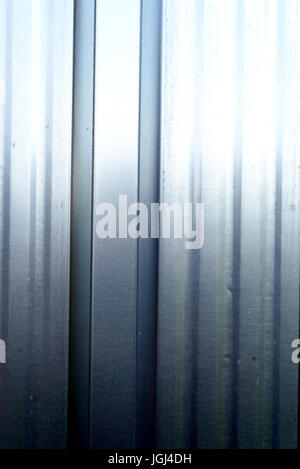 Horizontale und vertikale Streifen aus Aluminium-Blech mit reflektiertem Licht Stockfoto