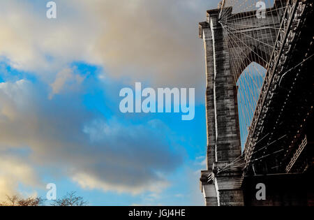 Stars And Stripes auf der Brooklyn Bridge, Brooklyn Bridge, New York City Business, Wasser, Brooklyn Skyline fliegen Stockfoto