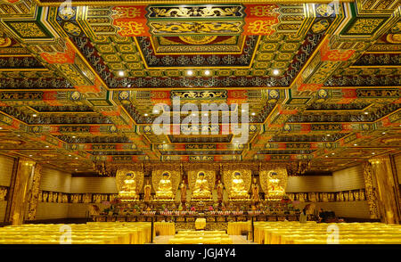 Hong Kong - 31. März 2017. Innerhalb des Po Lin Monastery am regnerischen Tag in Hong Kong. Po Lin ist eine buddhistische Kloster, befindet sich im Ngong Ping Plateau Stockfoto