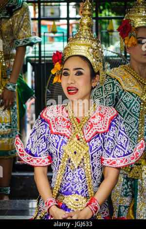 Bangkok, Thailand - 20. Juni 2017. Traditionelle Tänzer am Erawan-Tempel in Bangkok, Thailand. Thailand ist Asien primären Reiseziel und bietet eine Stockfoto