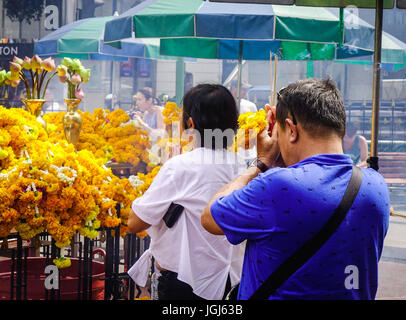 Bangkok, Thailand - 20. Juni 2017. Menschen beten am Erawan-Tempel in Bangkok, Thailand. Thailand ist Asien primären Reiseziel und bietet eine Vielzahl Stockfoto