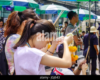 Bangkok, Thailand - 20. Juni 2017. Menschen beten am Erawan-Tempel in Bangkok, Thailand. Erawan beherbergt eine Statue des Phra Phrom, die thailändische Vertretung Stockfoto